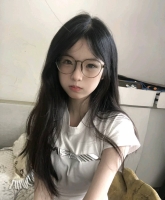 微微甜笑的照片