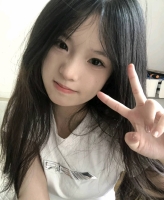 微微甜笑的照片