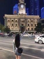 摇晃的红酒杯的照片